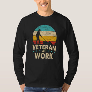 Camiseta Mens Veteran No Trabalho, Mower Lawn