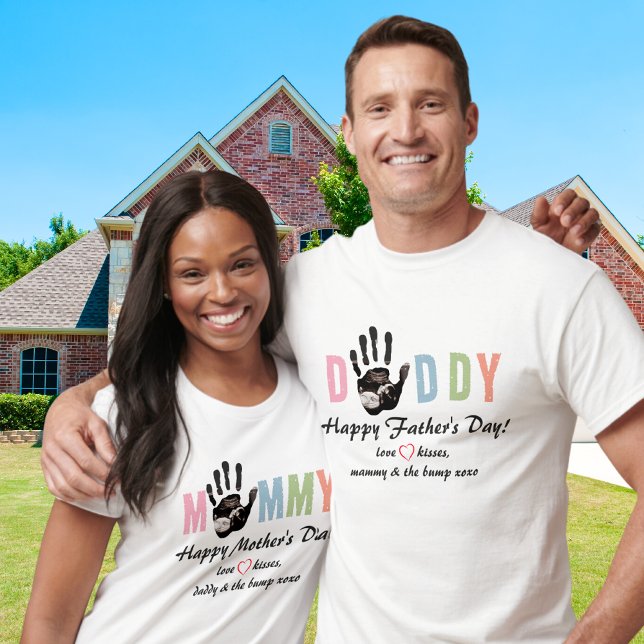 Camiseta Mensagem da Dia de os pais Bump Ultrasound 1 (Message from the Bump Ultrasound 1st Father's Day Baby Palmprint Colorful pastel Colors)