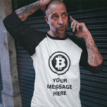 Camiseta Mensagem Personalizada do Símbolo de Bitmoeda Pret<br><div class="desc">Adicione o seu próprio slogan ou mensagem personalizada a esta árvore gráfica com um logótipo Bitmoney a preto com o texto abaixo em letras pretas correspondentes.</div>