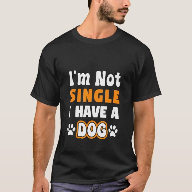 Camiseta Merda citação Não Sou Solteiro De Ter Um Cachorro (Frente)