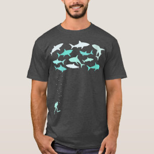 Camiseta Mergulhador de tubarão fêmea mergulha em água aber