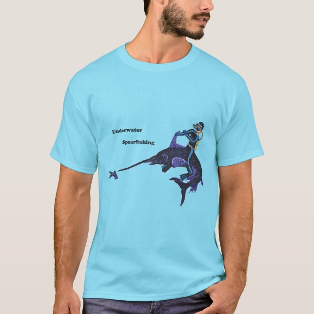 Camiseta Mergulhador pescando submarino com espadarte (Frente)