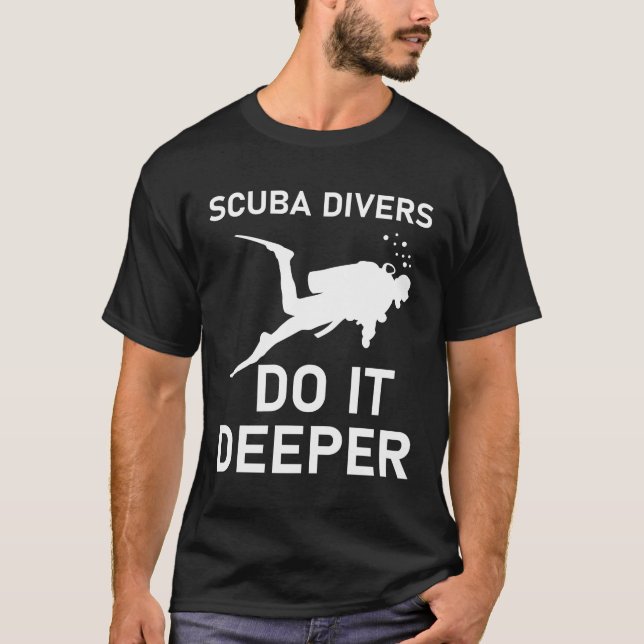Camiseta Mergulhadores do Scuba fazem isso mais profundo -  (Frente)