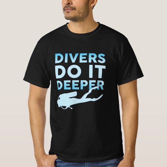 Camiseta Mergulhadores Fazem Escuba Mais Profundo Mergulhan (Frente)