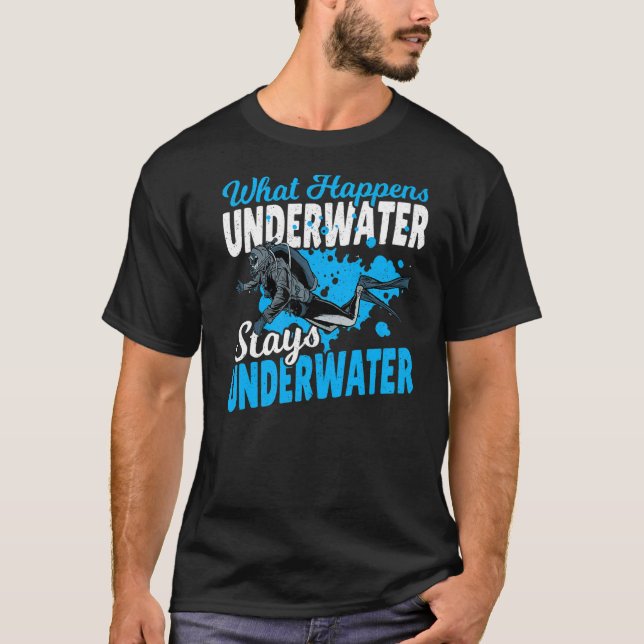 Camiseta Mergulhando mergulhador Scuba O Que Acontece Subma (Frente)