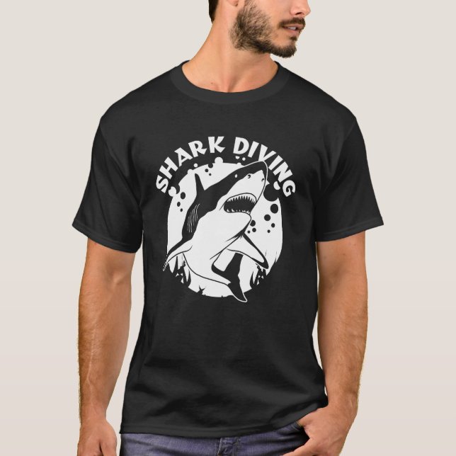 Camiseta Mergulho Scuba Com Tubarões (Frente)