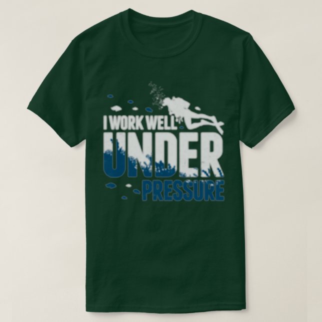 Camiseta Mergulho Scuba Eu Trabalho Bem Sob Pressão (Frente do Design)