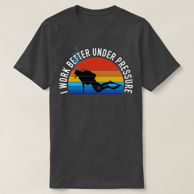 Camiseta Mergulho Scuba Eu Trabalho Melhor Sob Pressão (Frente do Design)
