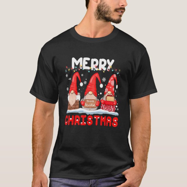 Camiseta Merry Christmas Gnome  Matching Family Kids Adults (Frente)