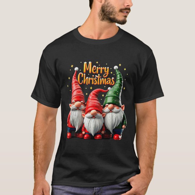 Camiseta Merry Christmas Gnomes Cozy Winter Gatherings  (Frente)
