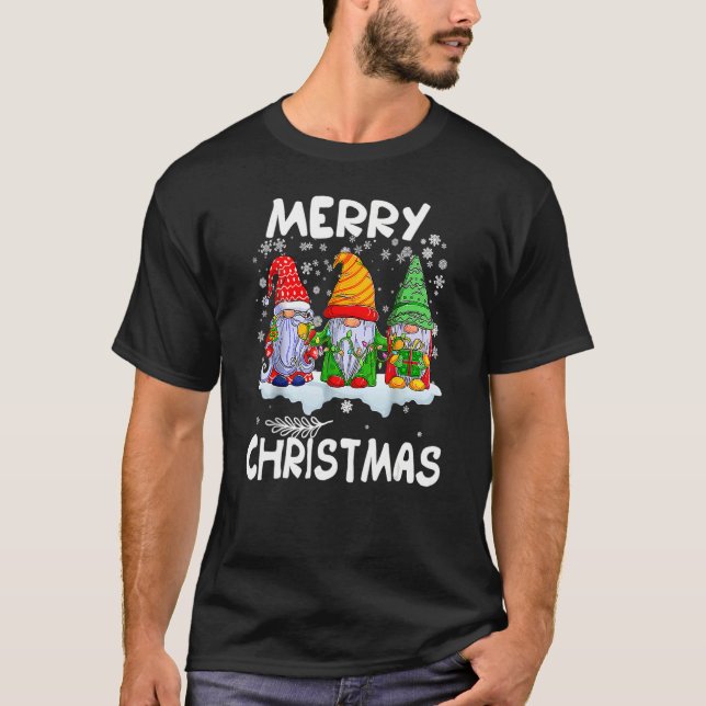 Camiseta Merry Christmas Three Gnomes Merry Xmas 2022 Match (Frente)