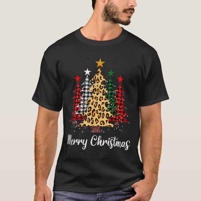 Camiseta Merry Christmas Trees With Buffalo Plaid &amp; Leo (Frente)
