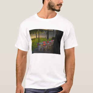 Camiseta Mesa de jantar e cadeiras às margens do rio Danúbi