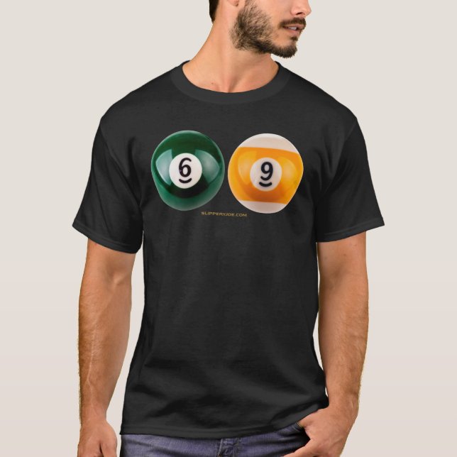 Camiseta Mesa de piscina 69 do SlipperyJoe, duas bolas de b (Frente)