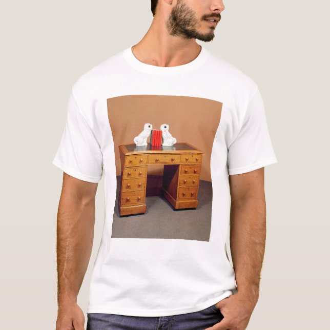 Camiseta Mesa do kneehole do Victorian e um par de cães (Frente)