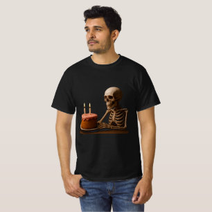 Camiseta Mesmo Esqueletos Merecem uma Fatia de Aniversário