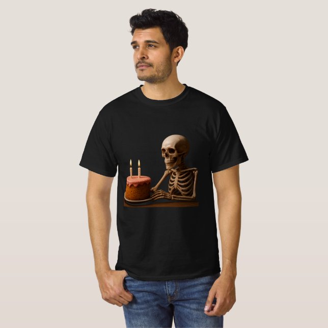 Camiseta Mesmo Esqueletos Merecem uma Fatia de Aniversário (Frente Completa)
