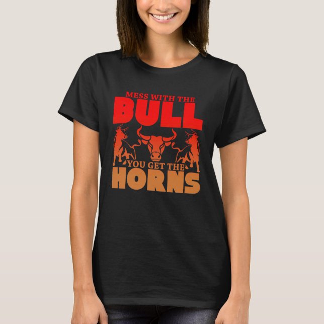 Camiseta Mess with the Bull You Get the Horns Don't Me Get (Frente)