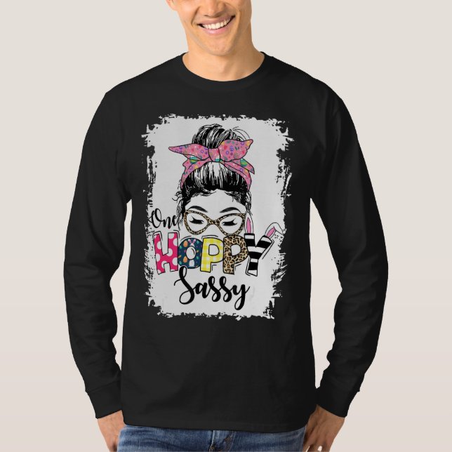 Camiseta Messy Bun Bunny One Hoppy Sassy Leopard Feliz Lest (Frente)
