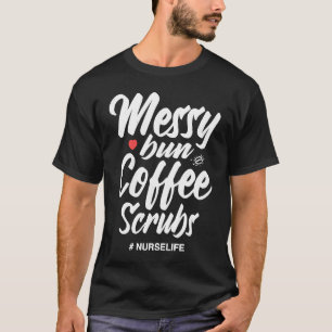Camiseta Messy Bun Coffee Scrubs Enfermeira Assistência Méd