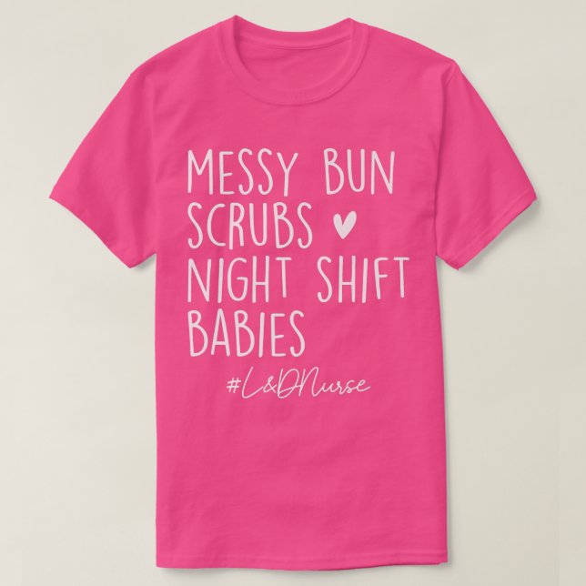 Camiseta Messy Bun Scrubs Night Shift Labor & Delivery L&D  (Frente do Design)
