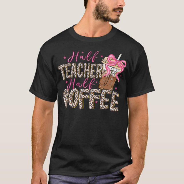 Camiseta Metade Professora Metade Café Primeiro Dia De Volt (Frente)