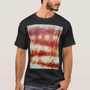 Camiseta metal enferrujado, fundo texturizado.