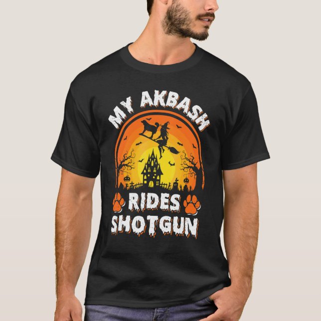 Camiseta Meu Akbash Cachorro Monta Bruxa Espingarda Hallowe (Frente)