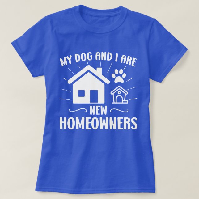 Camiseta Meu Cachorro e eu somos novos donos de casa. (Frente do Design)