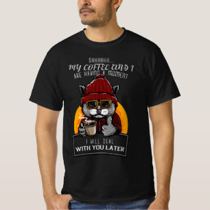 Camiseta Meu café e eu estamos tendo um momento.