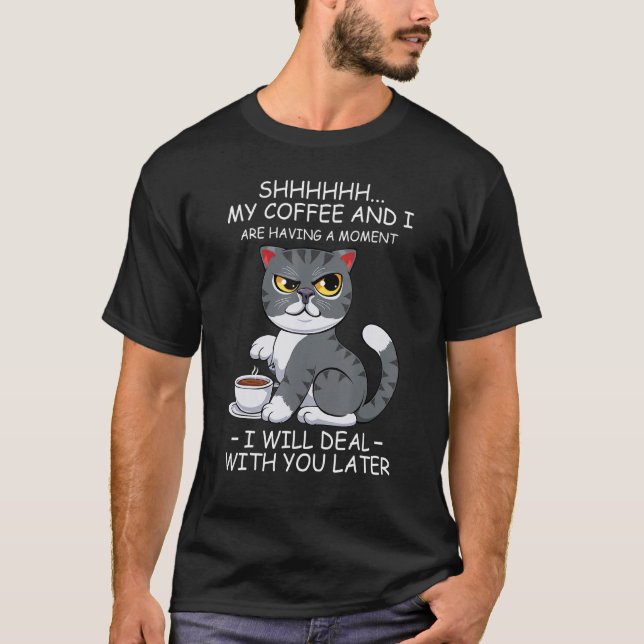 Camiseta Meu Café E Eu Estamos Tendo Um Momento Bebendo De  (Frente)