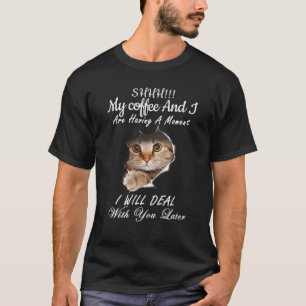 Camiseta Meu Café E Eu Estamos Tendo Um Momento Mais Tarde.
