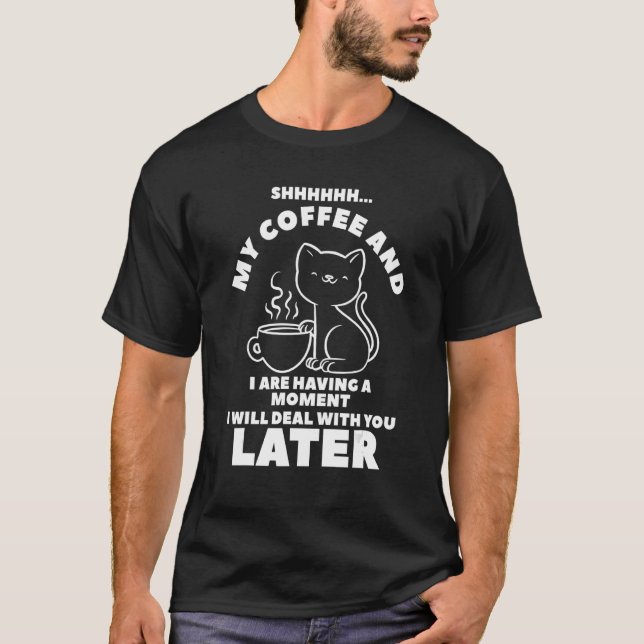 Camiseta Meu Café E Eu Estamos Tendo Um Momento Para Lidar  (Frente)