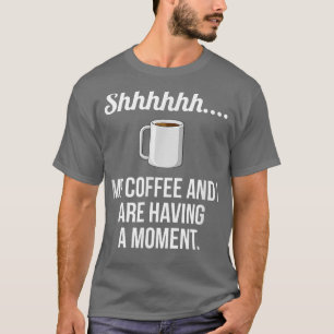 Camiseta Meu café e eu estamos tendo um momentoCafé engraça