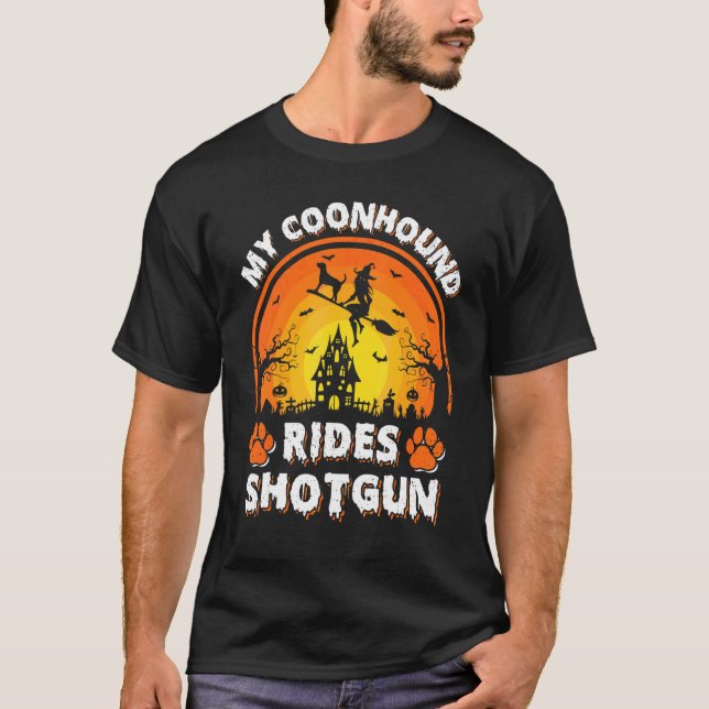 Camiseta Meu Cão Coonhound Anda com Bruxa de Espingarda no  (Frente)