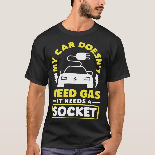 Camiseta Meu carro precisa de um veículo elétrico com bater (Frente)