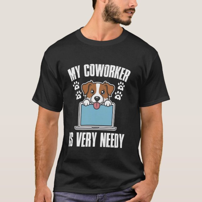 Camiseta Meu Colega de Trabalho é um Cachorro Muito Carente (Frente)