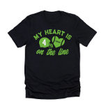 Camiseta Meu coração está na linha Futebol 1 Player<br><div class="desc">Apresentando nossa exclusiva T-Shirt "My Heart is on the Line" - a roupa perfeita para fãs dedicados de futebol e apoiadores orgulhosos! Esta na moda e camisa confortável apresenta um design dinâmico com um capacete de futebol com o número dos seus jogadores, simbolizando a paixão e a intensidade do jogo....</div>