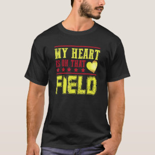 Camiseta Meu Coração Está Naquele Campo Jogadora de Softbol
