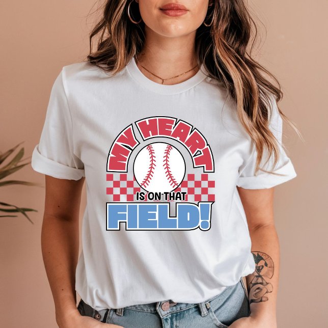 Camiseta Meu coração está no campo - Mãe de beisebol (Criador carregado)