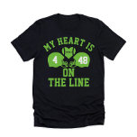 Camiseta Meu Coração está no Jogador de Futebol 2<br><div class="desc">Apresentando nossa exclusiva T-Shirt "My Heart is on the Line" - a roupa perfeita para fãs dedicados de futebol e apoiadores orgulhosos! Esta na moda e confortável árvore apresenta um design dinâmica frontal com dois capacetes de futebol com números de jogadores, simbolizando a paixão e a intensidade do jogo. O...</div>