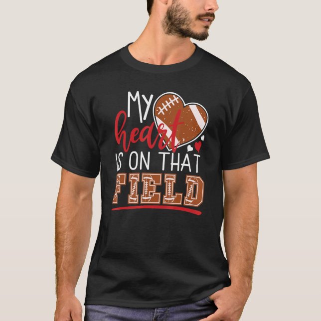 Camiseta Meu coração está no jogo de campo vence futebol (Frente)