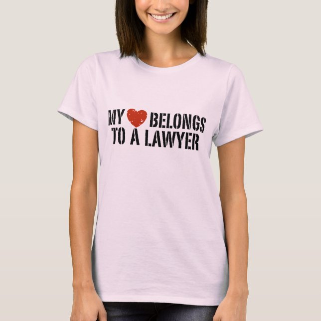 Camiseta Meu coração pertence a um advogado (Frente)