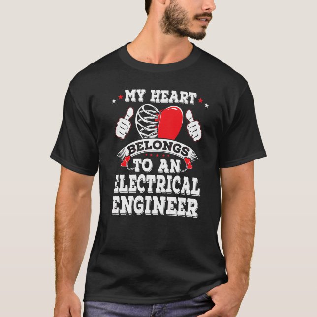 Camiseta Meu Coração Pertence A Um Engenheiro Elétrico Vale (Frente)