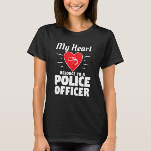 Camiseta Meu Coração Pertence A Um Policial Esposa Marido