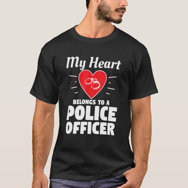 Camiseta Meu Coração Pertence A Um Policial Esposa Marido (Frente)