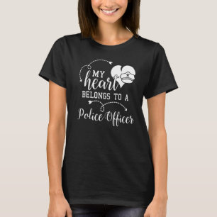 Camiseta Meu Coração Pertence A Um Policial Esposa Orgulhos