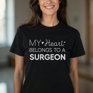 Camiseta Meu Coração Pertence A Uma Esposa Cirurgiã Bonita 