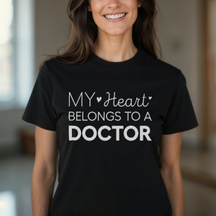 Camiseta Meu Coração Pertence A Uma Mulher Médica Fofa