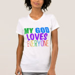 Camiseta Meu Deus Ama Todos<br><div class="desc">Meu Deus ama todo mundo. presente de excelente para um gay-cristão ou para alguém de qualquer religião que acredite num poder de mais alto que ame todas as pessoas,  gay ou heteros. Bonito texto do arco-íris.</div>